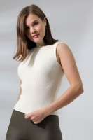 Kadın Ekru Yarım Balıkçı Yaka Kolsuz İnce Triko Kazak